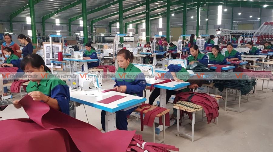 Đội ngũ nhân viên chuyên nghiệp tại xưởng túi vải Việt Tiến