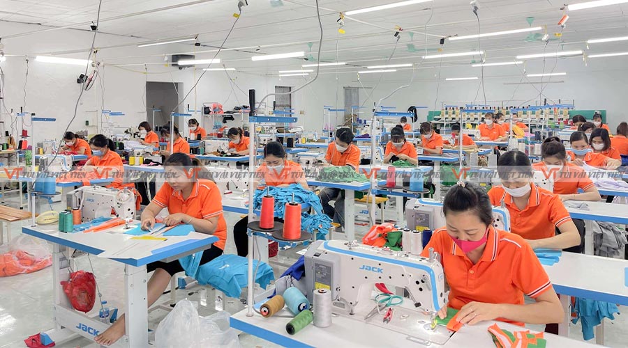 Đội ngũ thợ may túi vải chuyên môn cao tại xưởng Việt Tiến