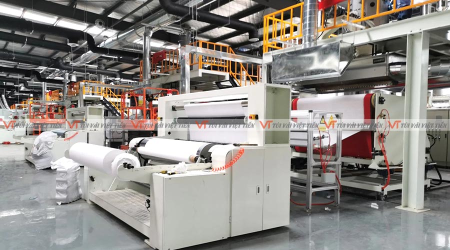 Máy móc hiện đại sản xuất nguyên liệu vải tại xưởng Việt Tiến