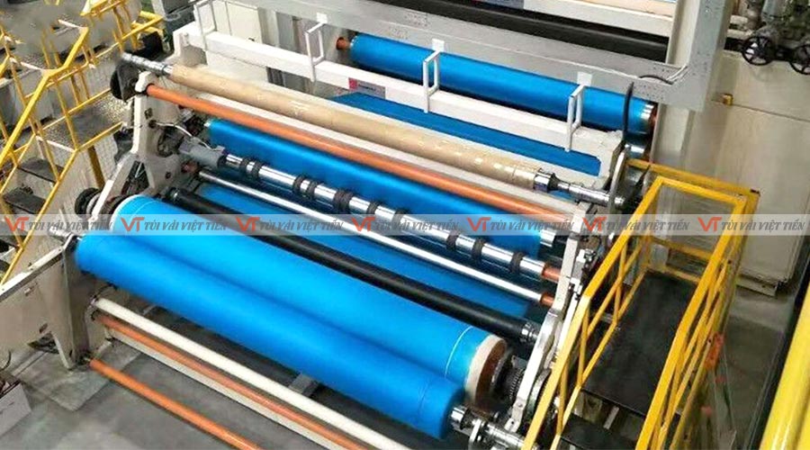 Xưởng sản xuất cuộn vải không dệt nhanh chóng, chuyên nghiệp